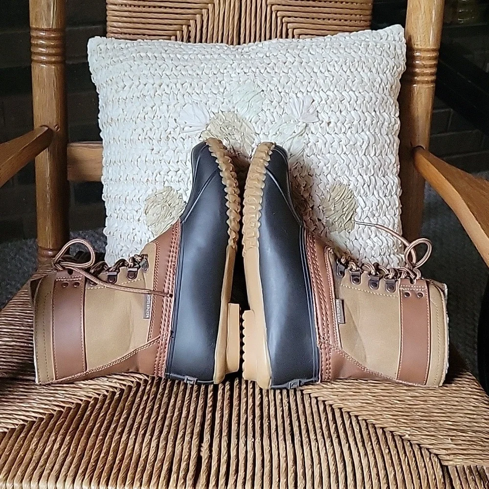 NWOT, JBU Ontario Duck Boot, tan size 6.5M